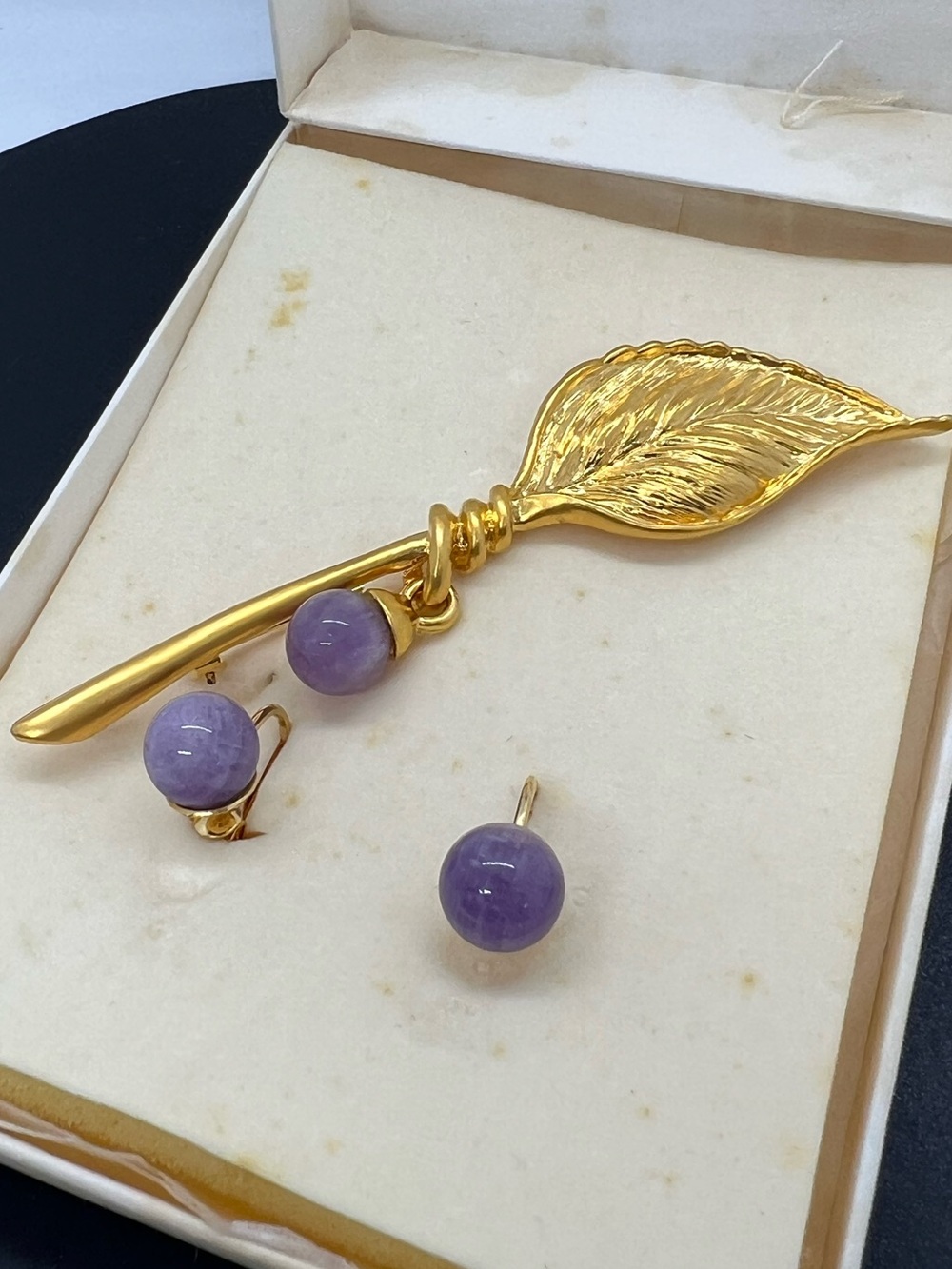 Vendome Aoyama Vintage Gold Leaf Brooch & Genuine Light Amethyst Earring Set